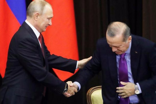 Putin Ərdoğanın stulunu aşırdı - Video