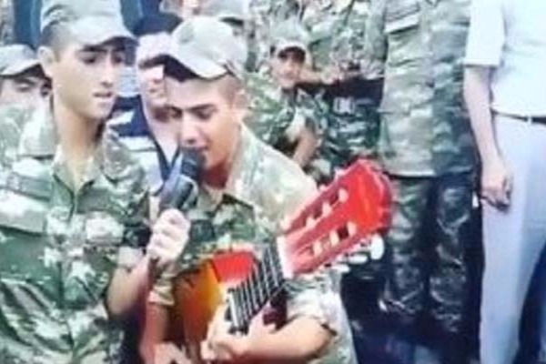 Azərbaycan əsgərinin gitara ilə möhtəşəm ifası -  VİDEO