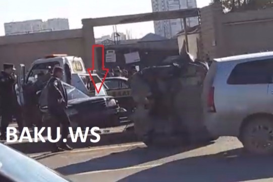 Bakıda DƏHŞƏTLİ QƏZA: "Mercedes" iki yerə parçalandı, sürücü öldü" -  VİDEO