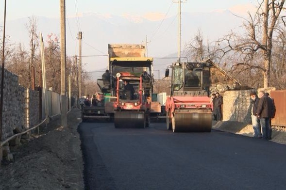 Daha bir yol yenidən qurulur - FOTO