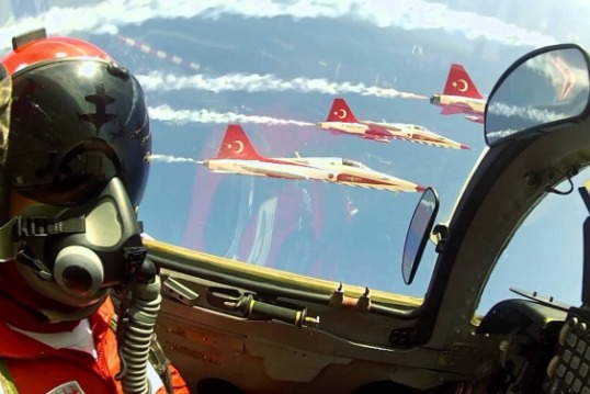 Türk pilot Afrində 30 saniyədə inanılmazı bacardı -  Dünya şokda (VİDEO)