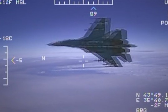 Rus qırıcısı Amerika qırıcısının bir addımlığında: Təhlükəli manevr + VİDEO
