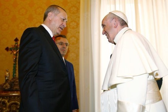 Papa Ərdoğanı ayaq üstə qarşıladı - FOTO - VİDEO