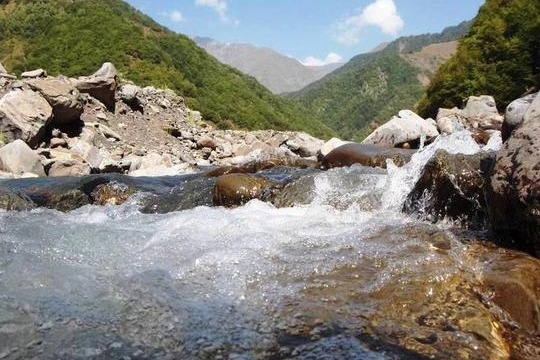 Azərbaycanda çay məcrasından çıxdı - Evlər təhlükədə