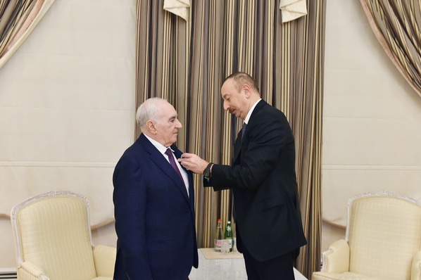 Prezident Fəttah Heydərova orden verdi - FOTO