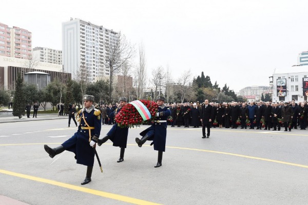 Prezident və birinci xanım “Xocalı” abidəsini ziyarət edib - VİDEO