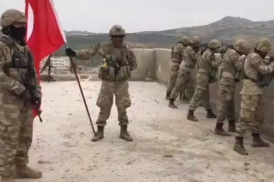 Mehmetlər Racoya Türkiyə bayrağını belə sancdı - VİDEO