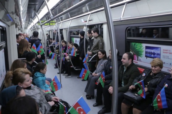 Bakı metrosunda maraqlı fləşmob - VİDEO