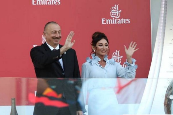 İlham Əliyev və xanımı qalibləri mükafatlandırdı