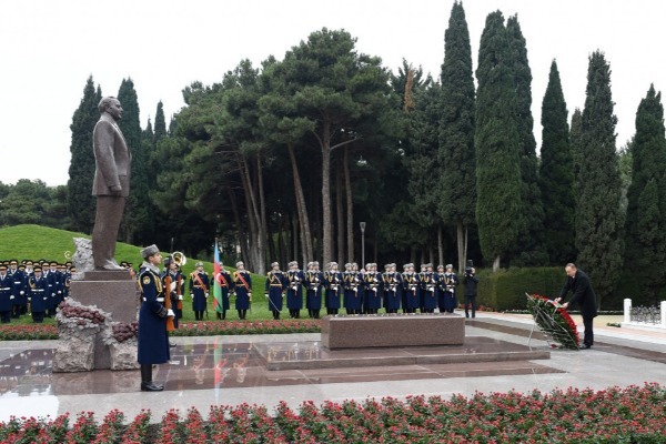 İlham Əliyev Heydər Əliyevin məzarını ziyarət etdi