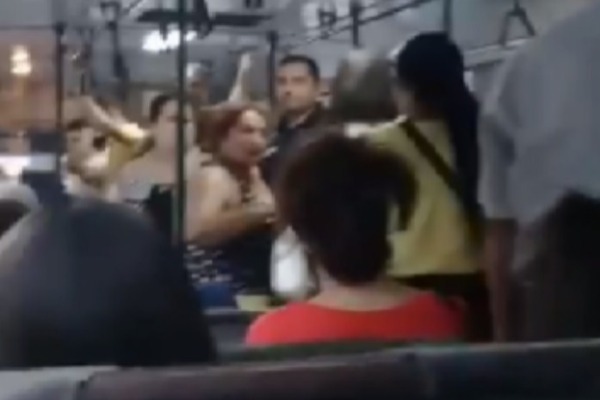 Yaşlı qadınla gənc qız avtobusda əlbəyaxa oldu: Bakıda növbəti avtobus davası - VİDEO