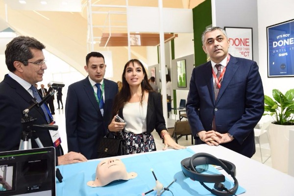 Leyla Əliyeva Heydər Əliyev Mərkəzində innovativ məhsul və xidmətlərin, startapçıların uğurlu tətbiqlərinin nümayiş olunduğu pavilyonla tanış olub