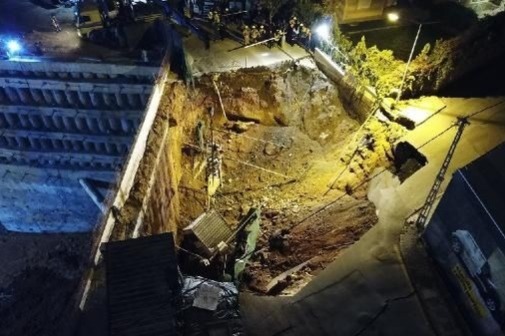 Metro tikintisi çökdü - Ölənlər var - VİDEO