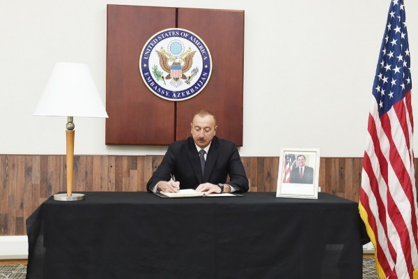 Prezident İlham Əliyev ABŞ-ın ölkəmizdəki səfirliyində olub