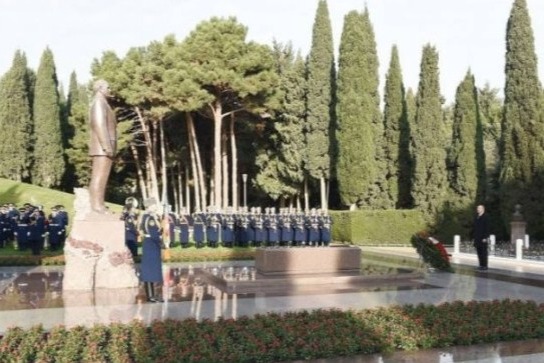 İlham Əliyev ümummilli lider Heydər Əliyevin məzarını ziyarət etdi