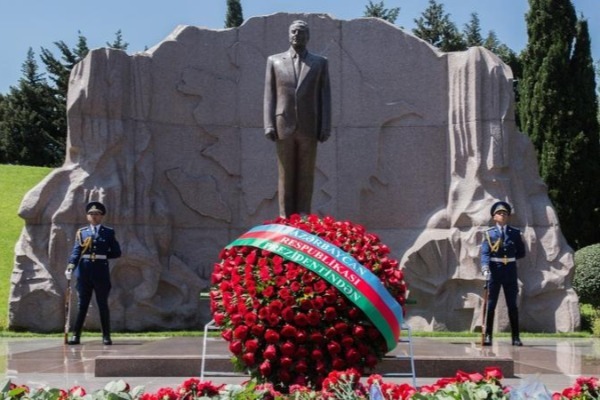Ümummilli lider Heydər Əliyevin vəfatından 15 il ötür