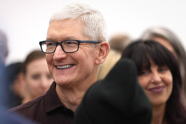 "Apple"in baş icraçı direktoru 2 ildə səhm satışından 41,5 milyon dollar qazanıb