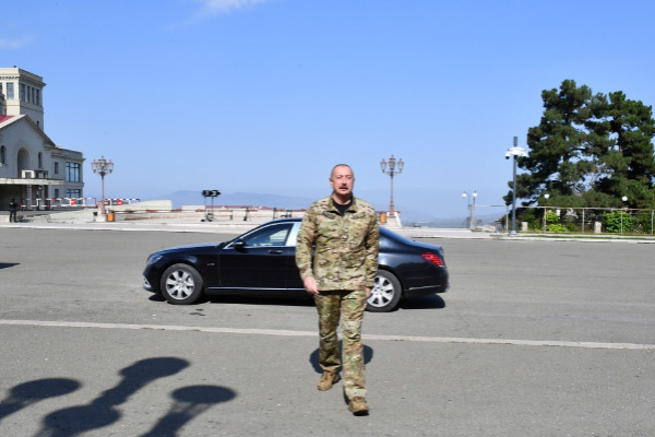 Prezident İlham Əliyev Xankəndi şəhərində Azərbaycan Respublikasının Dövlət Bayrağını ucaldıb və çıxış edib