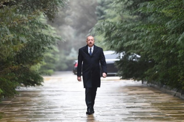 Prezident İlham Əliyev Ümummilli Lider Heydər Əliyevin məzarını ziyarət edib